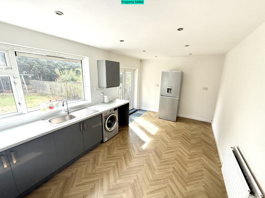 19 Camberley Mount, Bradford, BD4 photo 4
