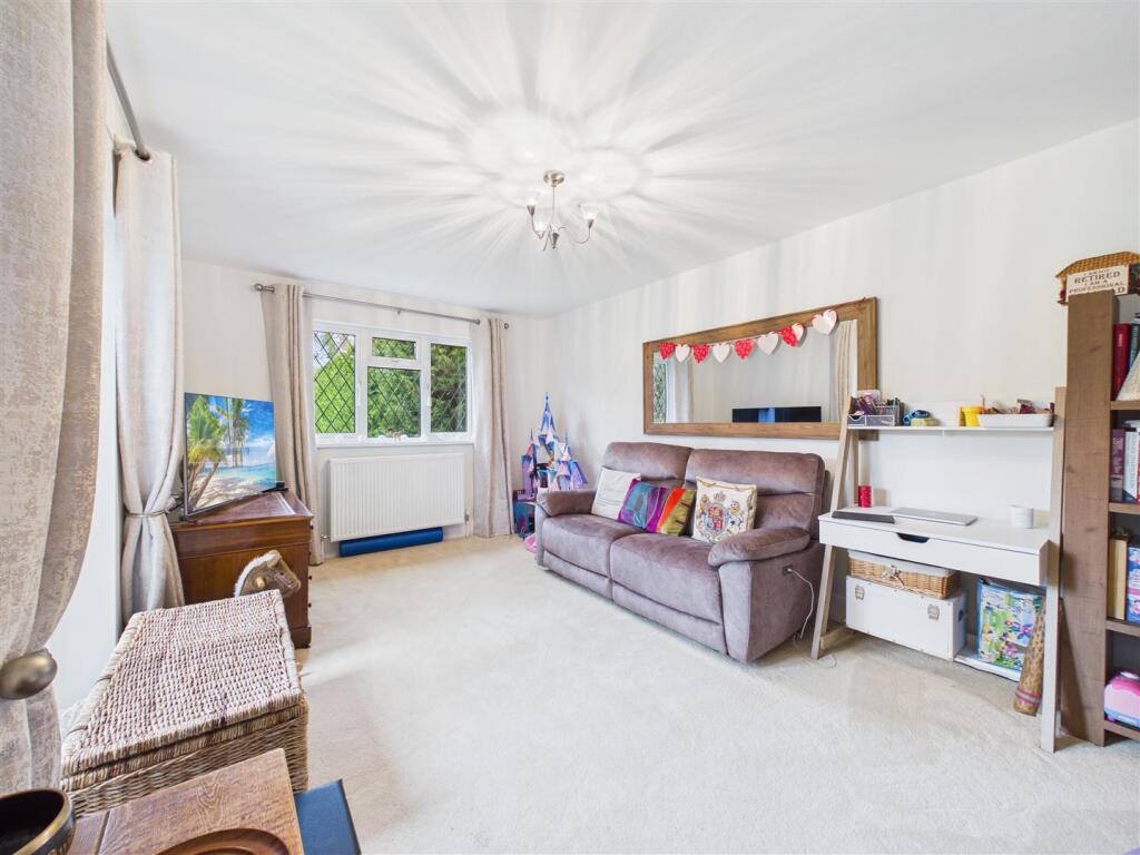House in Kingston upon Thames - More