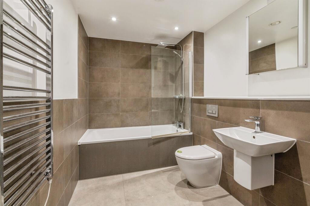2-bed flat on Victoria Avenue, Southend-On-Sea, £200,000