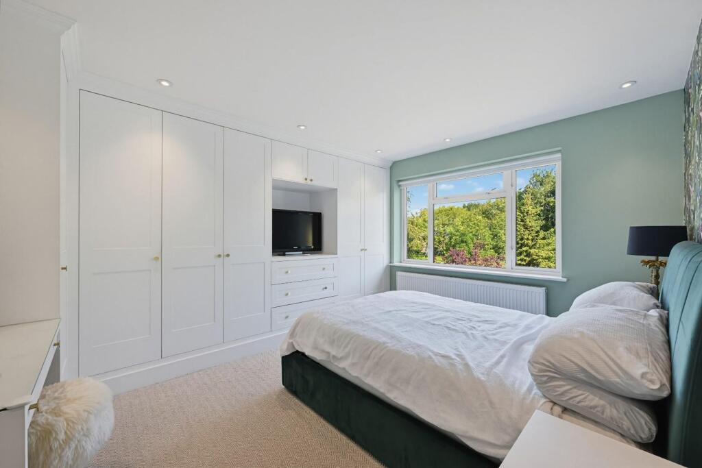 Apartment in Epsom, Nork - More