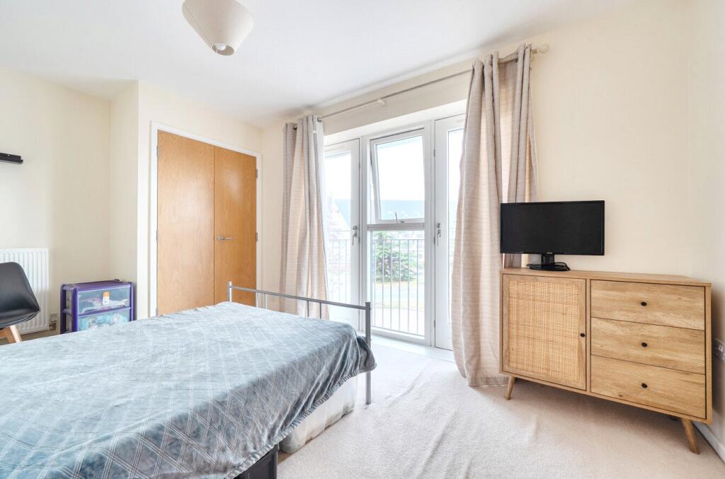 Apartment in Binfield, Amen Corner, Temple Park - More