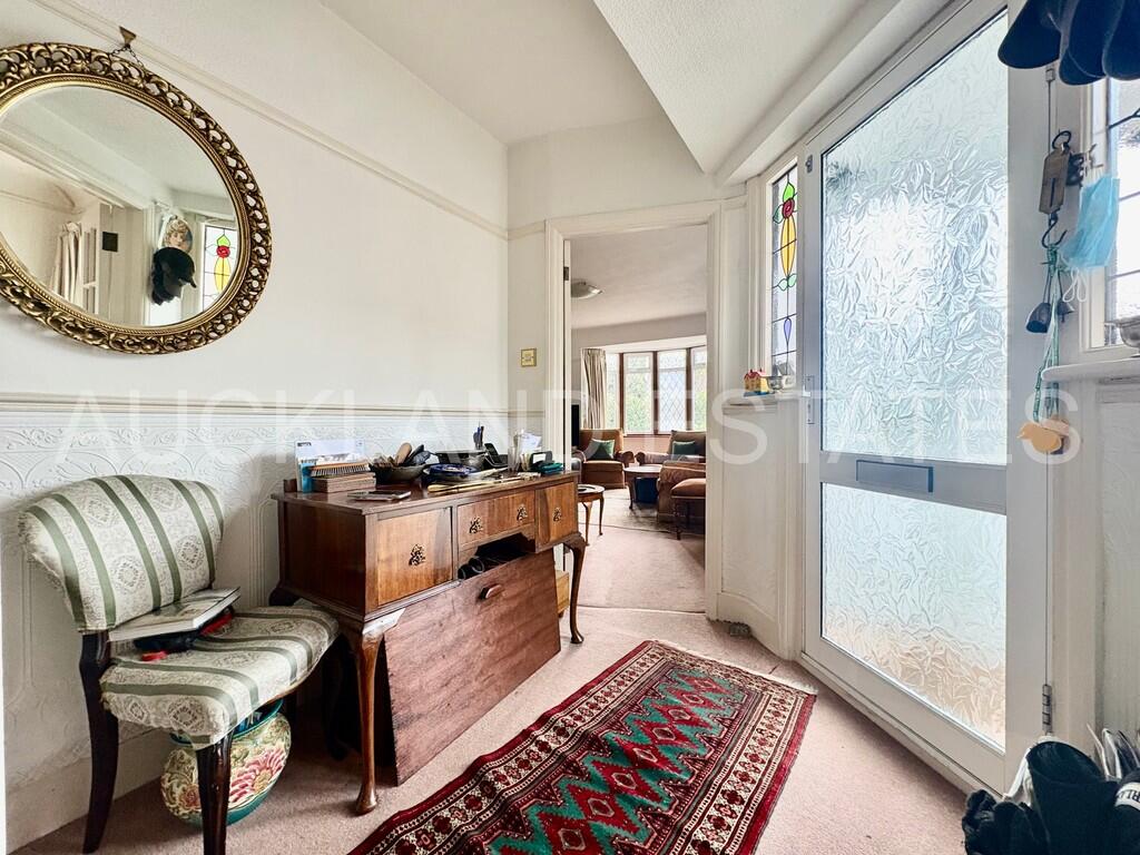 Ladbrooke Drive, Potters Bar photo 4