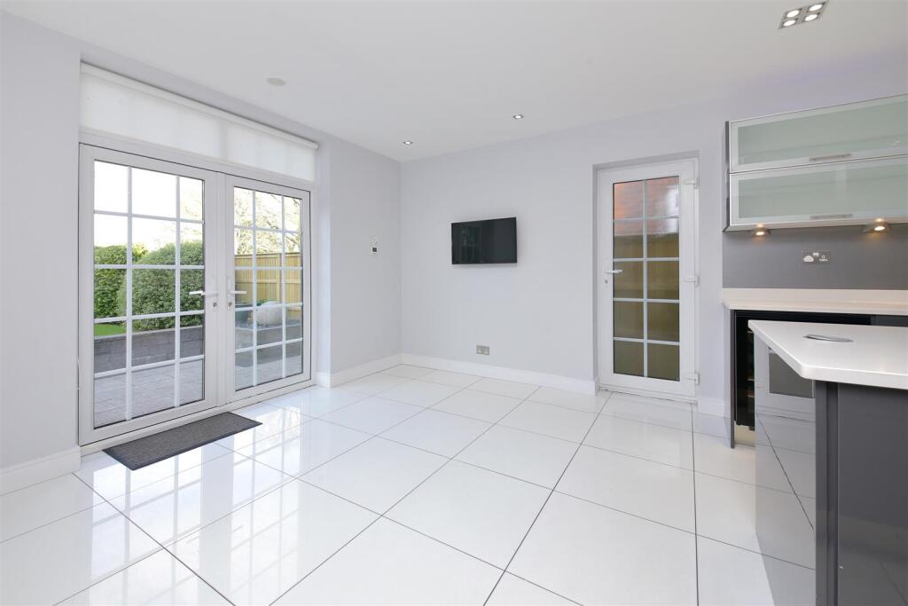 House in Hertsmere, Aldenham - More