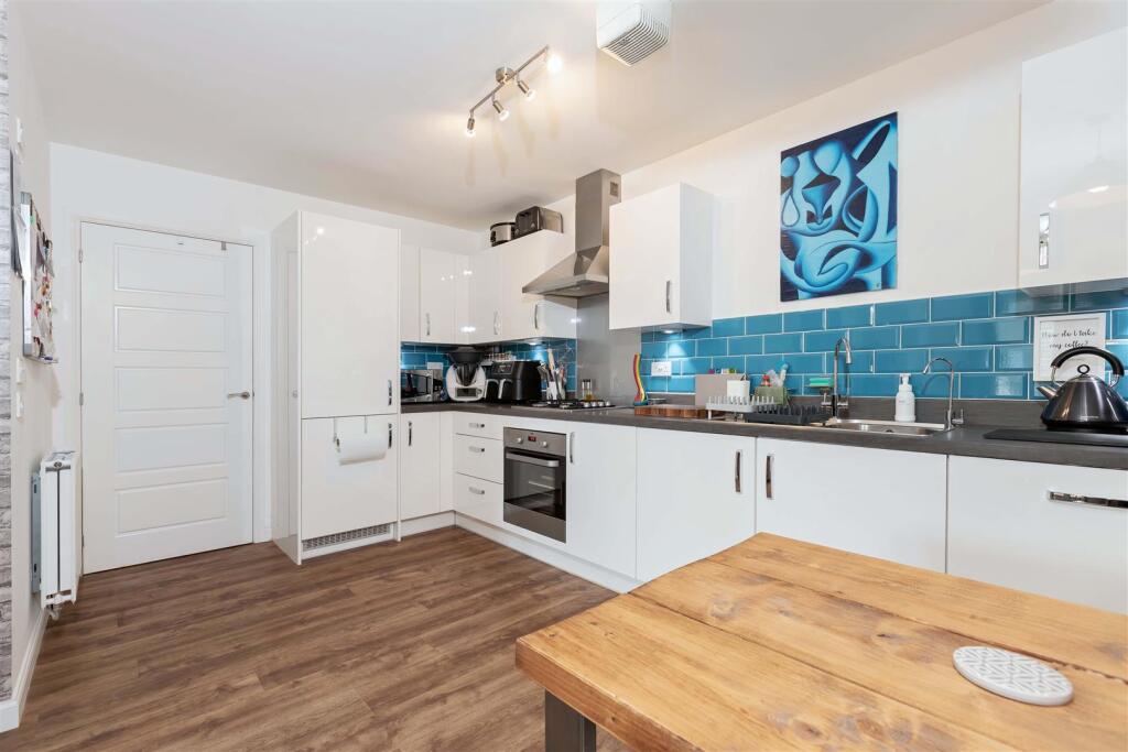 Cambrian Way, Worthing photo 3