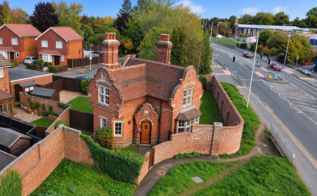 3-bed detached on Period Property, Godinton, £410,000