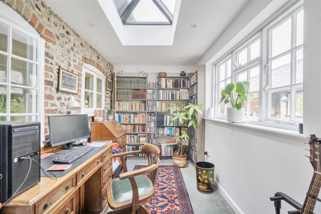 House in Salisbury, Wiltshire - More