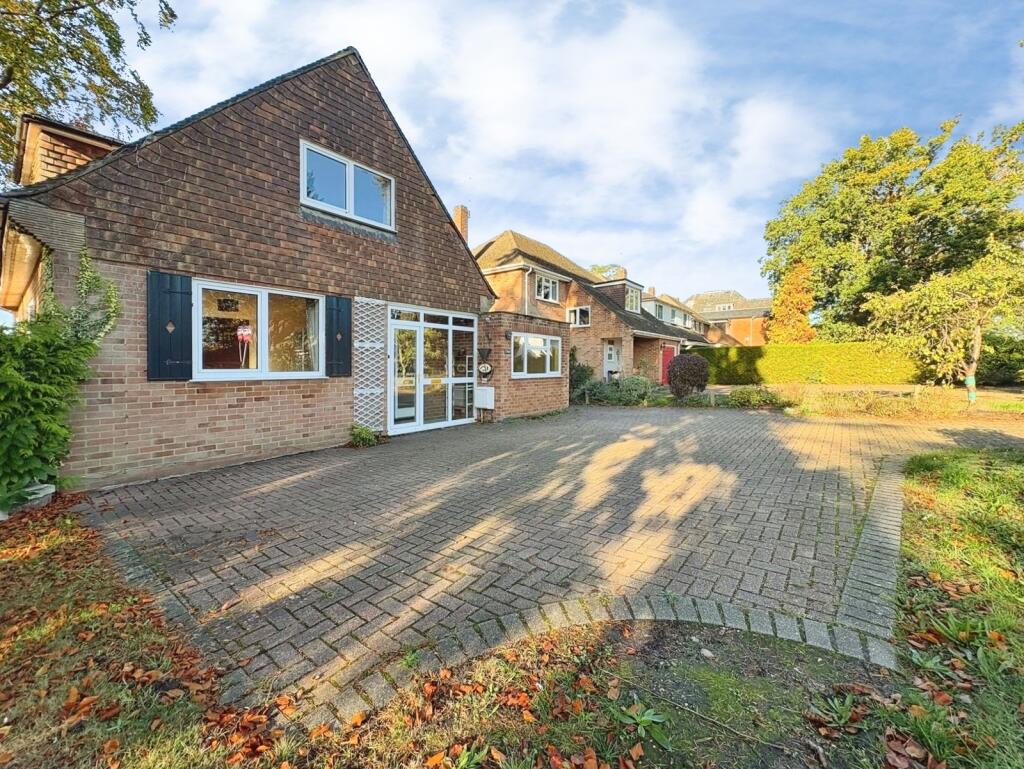 Main image of property: Reading Road South, Fleet, Hampshire, GU52