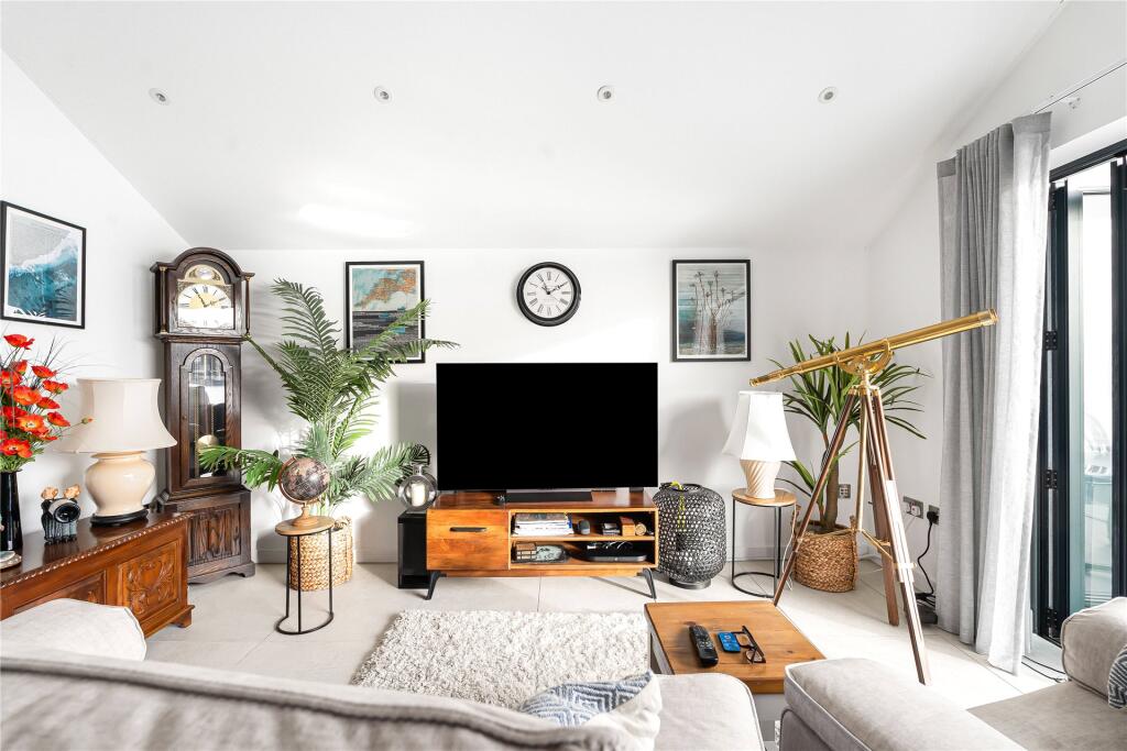 Apartment in Torquay - More