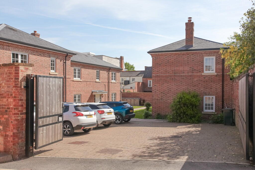 Main image of property: Garden Court, New Road, Banbury OX16 9PN