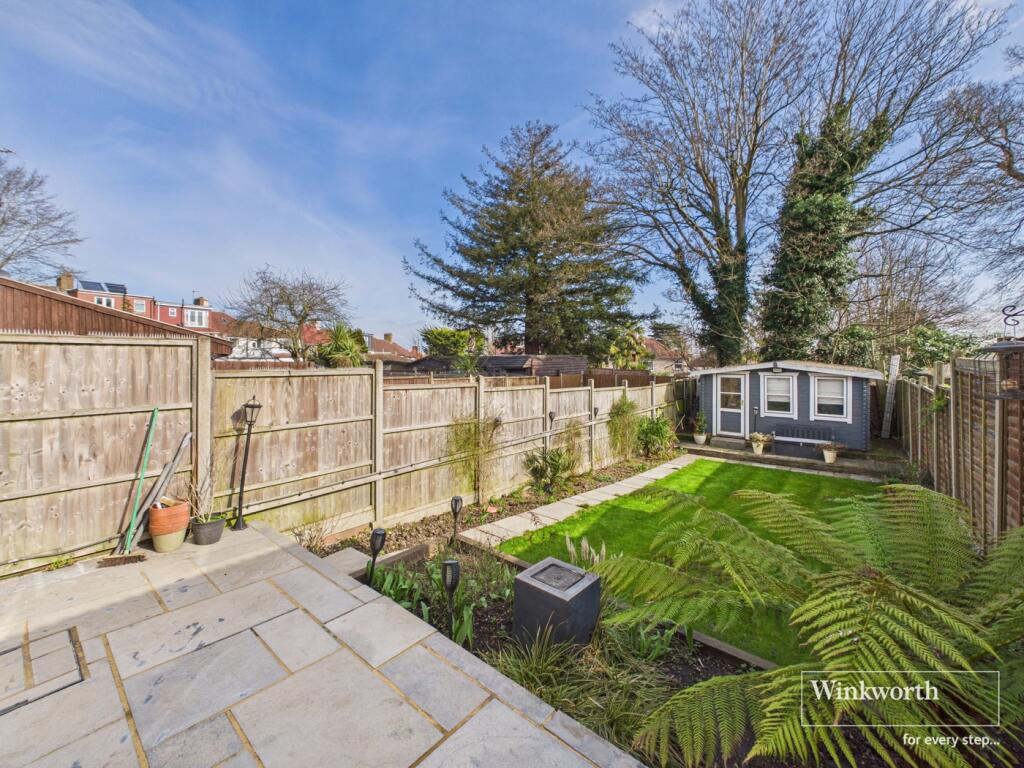 Hill View Gardens, Kingsbury, London, NW9 photo 2