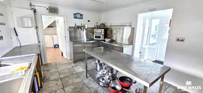 Kitchen 2 photo.jpg