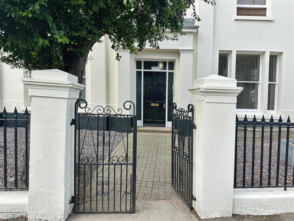 2-bed flat on Clarendon Street, Leamington Spa, £240,000
