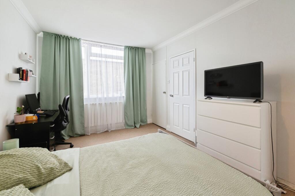 Apartment in Brentwood, Essex - View 5