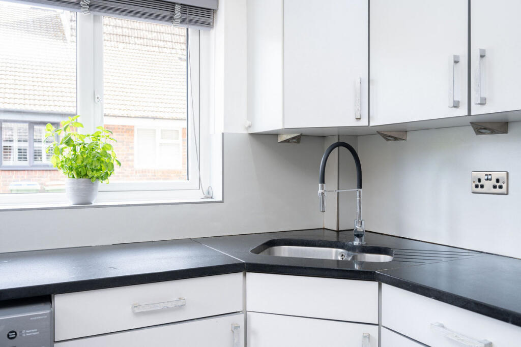 House in Horsham, North Horsham - More
