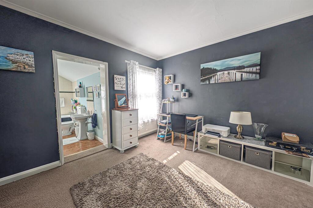 House in West Suffolk, Studlands Park, Newmarket - More