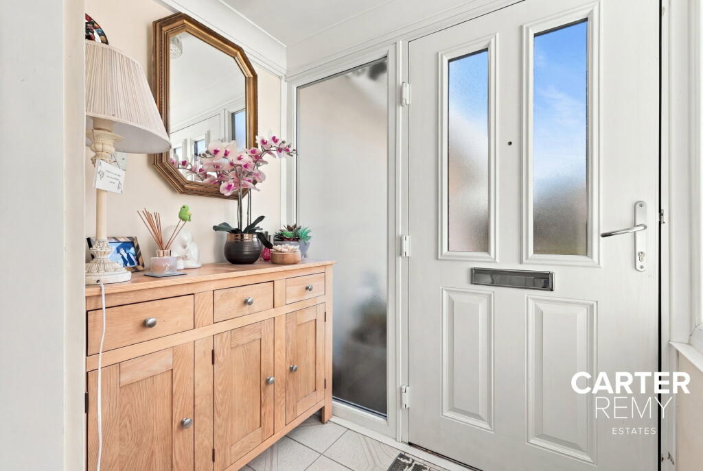 House in Basildon, Bowers Gifford and North Benfleet - View 5