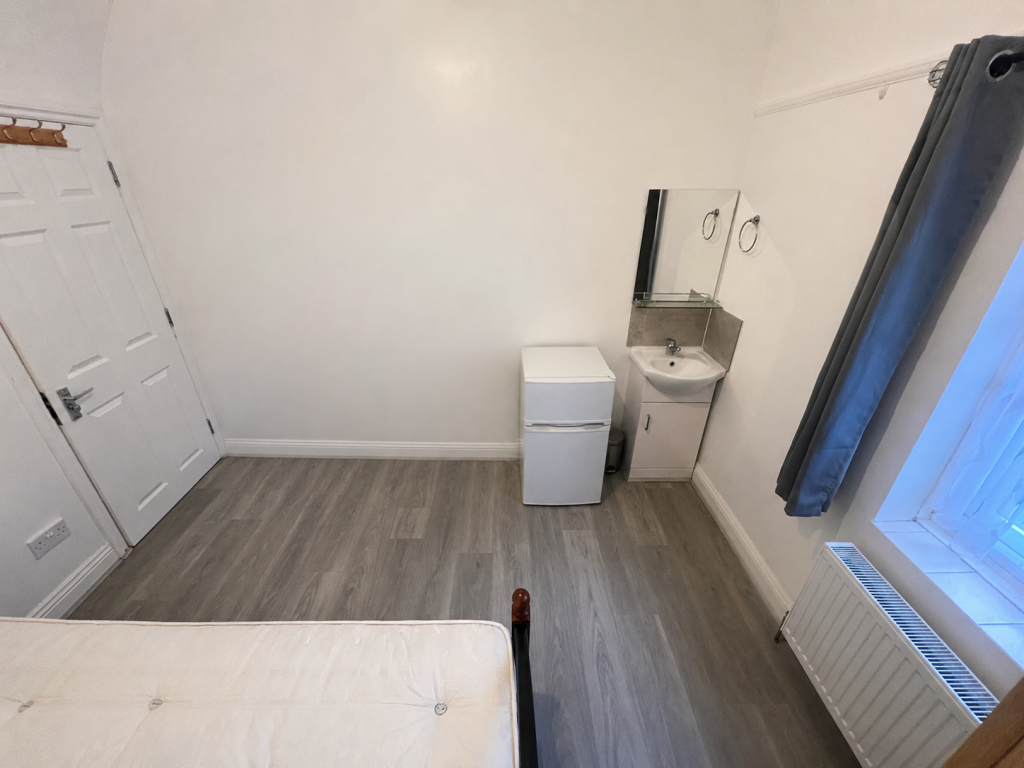 1 bedroom house share for rent