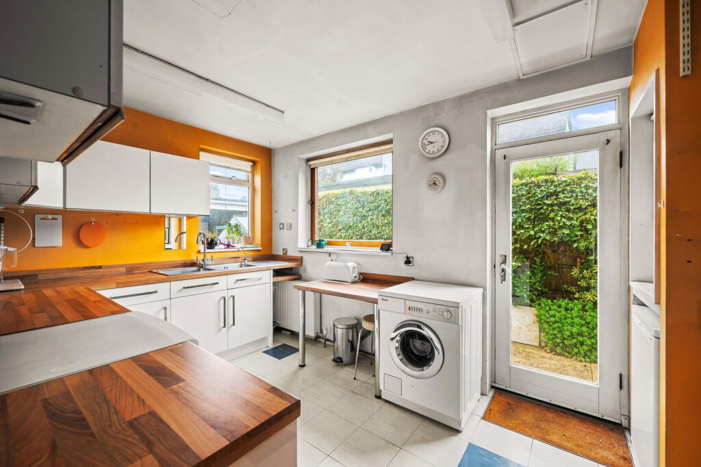 House in London, Farnborough Park, Locksbottom - More