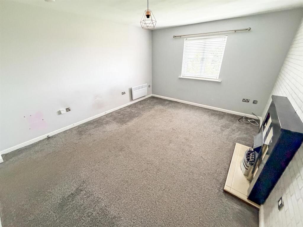 Apartment in Northampton, North Northamptonshire - View 2