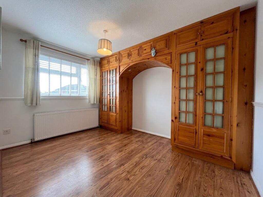 House in Luton, Farley Hill - More