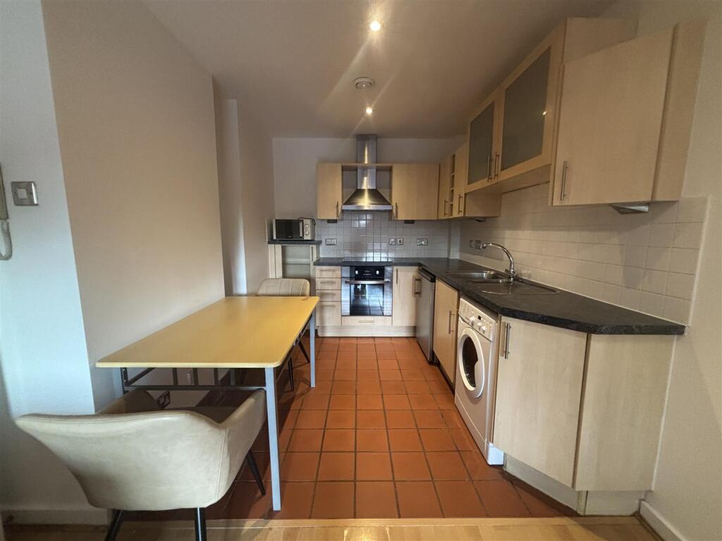 Apartment in Manchester, Civic Quarter, City Centre - View 4