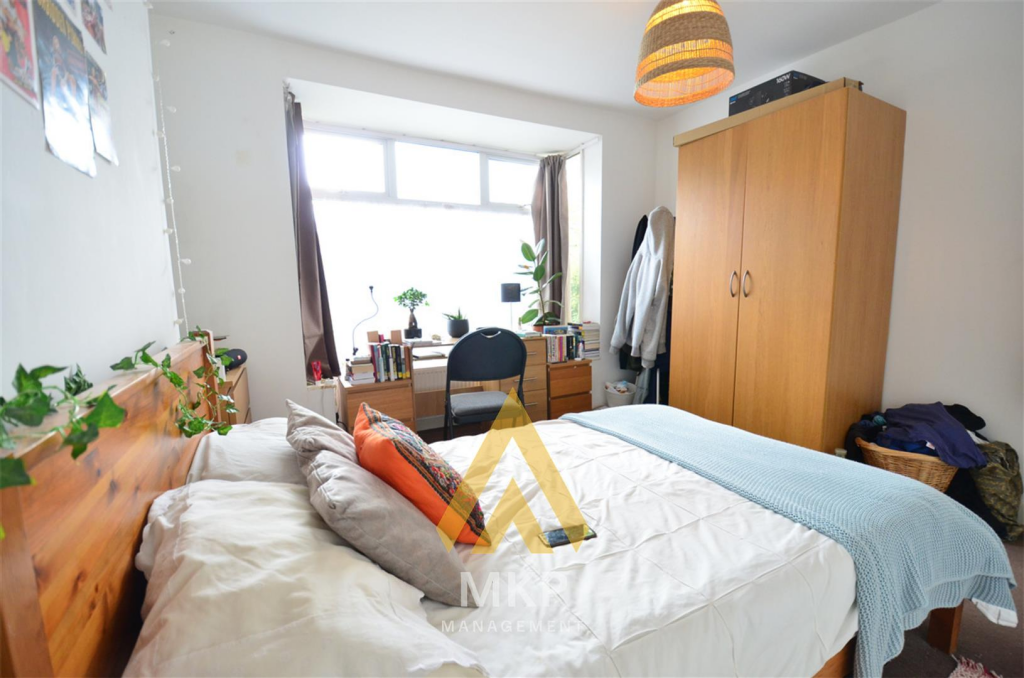 5 bedroom semi-detached house for rent