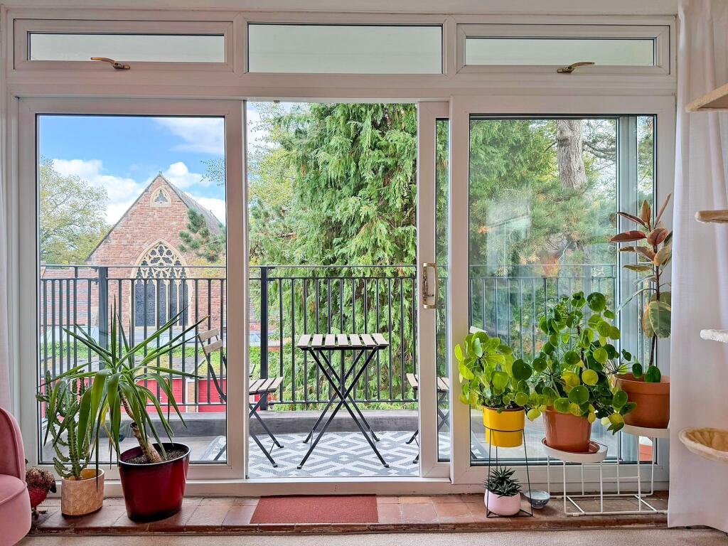 Apartment in Wolverhampton, Compton - View 4