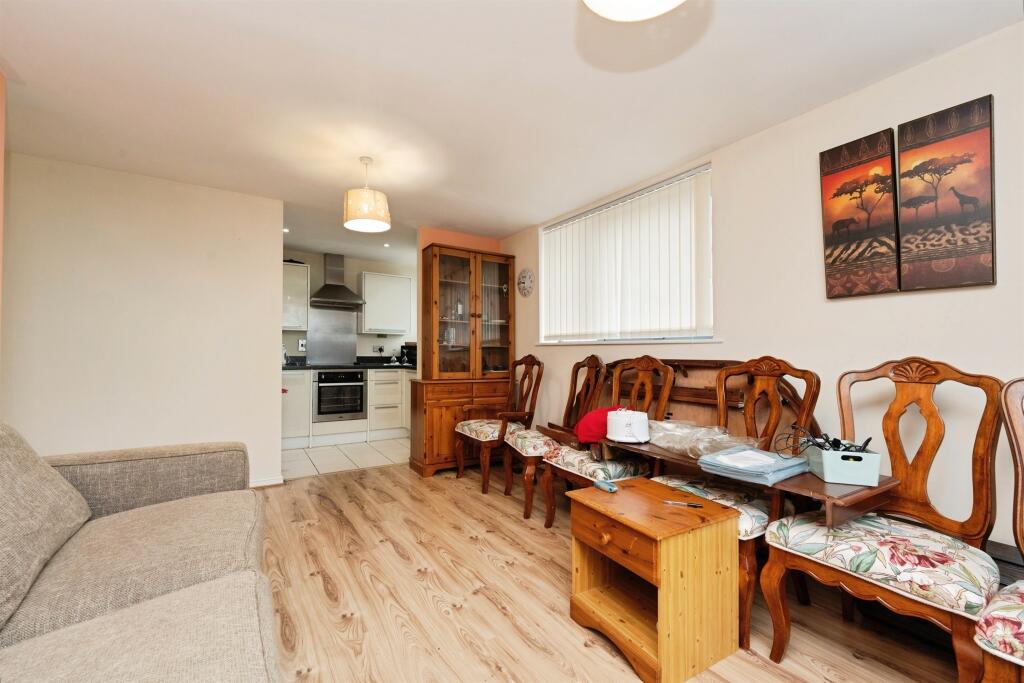 Apartment in Watford, Hertfordshire - View 4