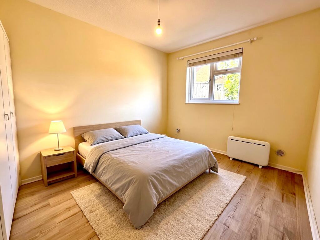 Friesland Close, Shaw, Swindon photo 4