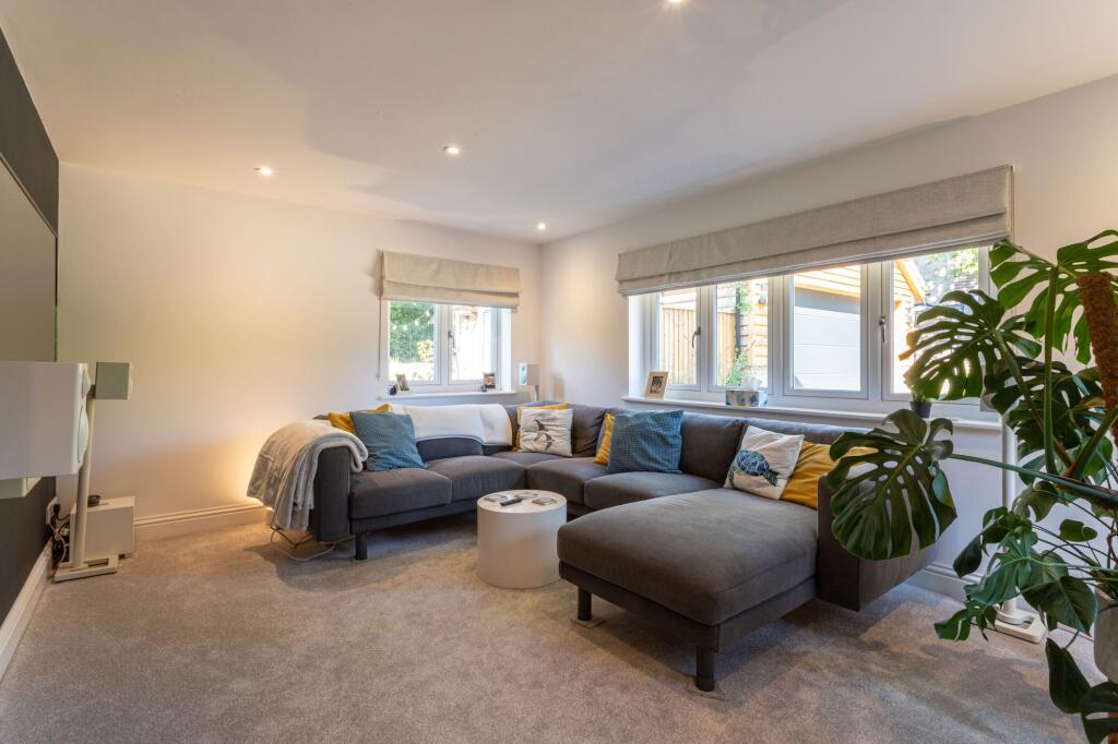 Alanbrooke Close, Hartley Wintney, RG27 photo 4