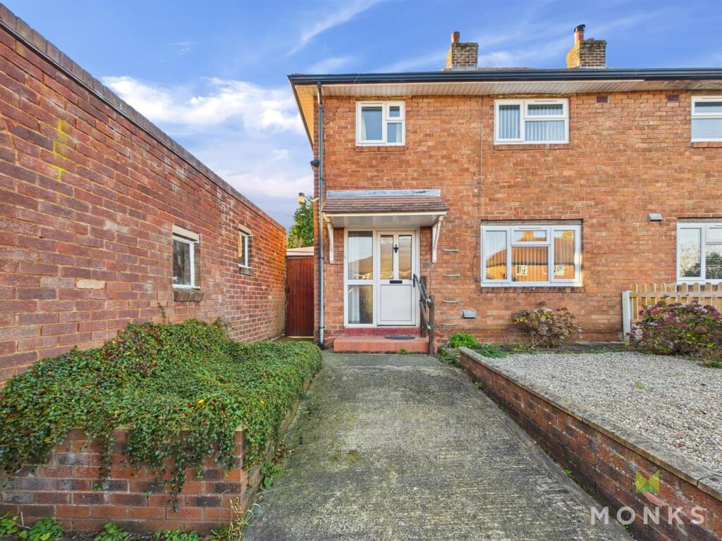 3-bed semi-detached on Glebelands, Shawbury, Shrewsbury, £200,000