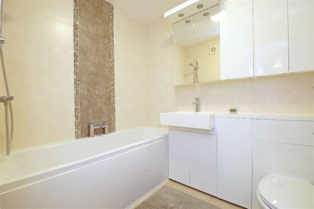 Apartment in London, Shortlands - View 5