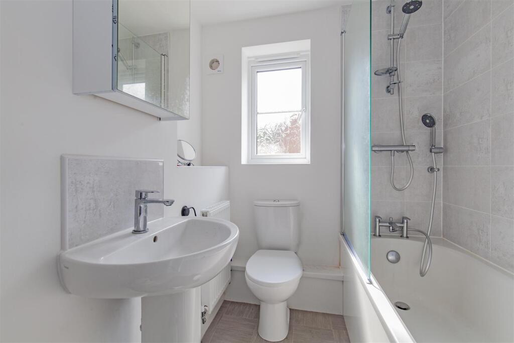 Wagtail Drive, Poolsbrook, Chesterfield photo 4