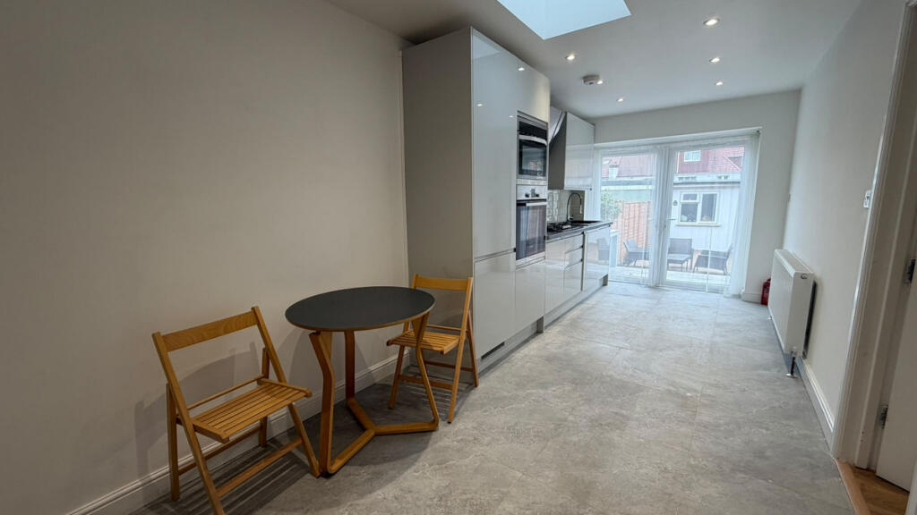 Apartment in London, Park Royal - More