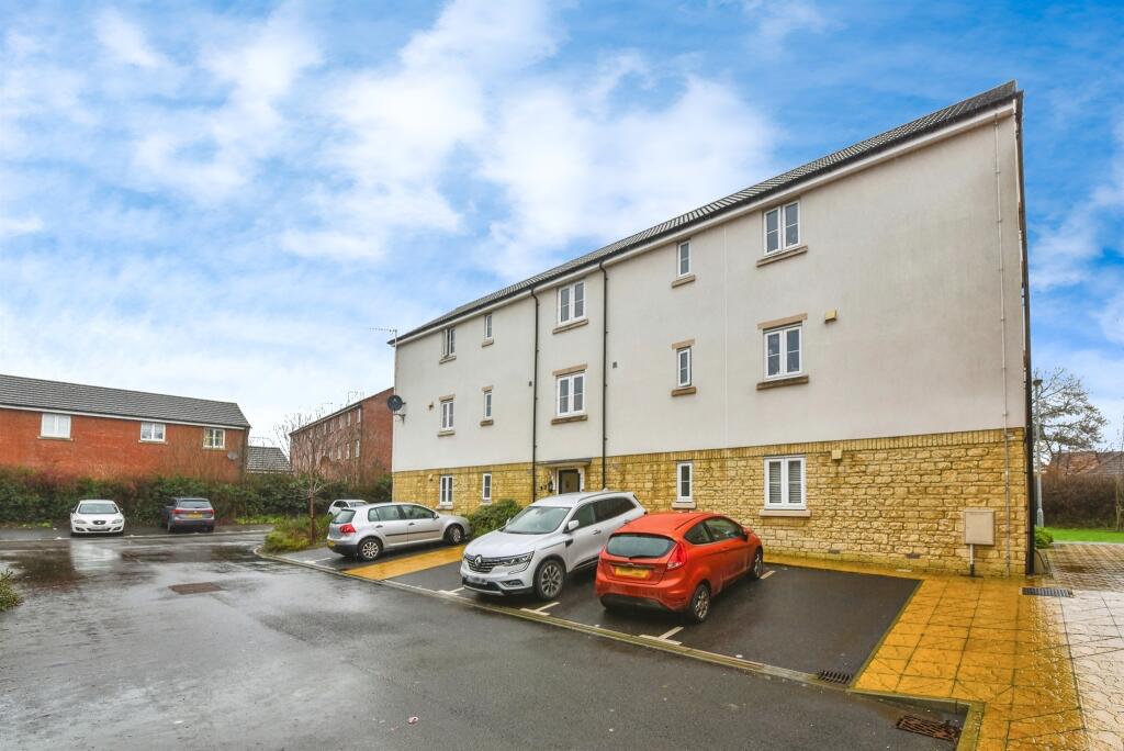 2-bed flat on Greenfields Close, CHIPPENHAM, £76,000