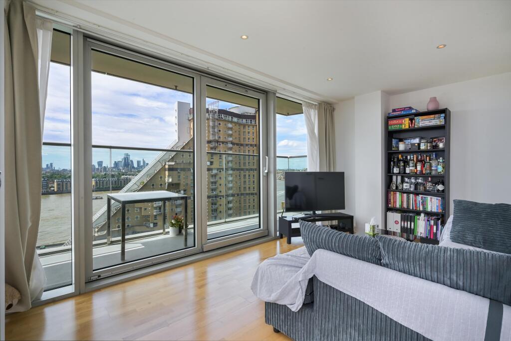 1-bed apartment on Landmark West Tower, Marsh Wall, London, E14, £475,000