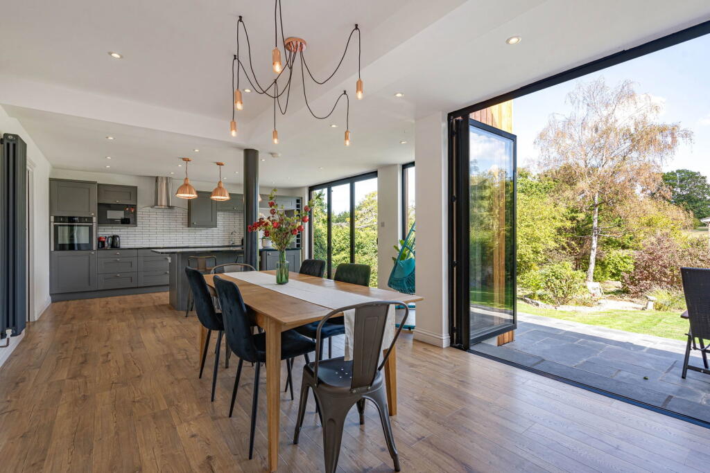 House in Mole Valley, Fetcham - View 2