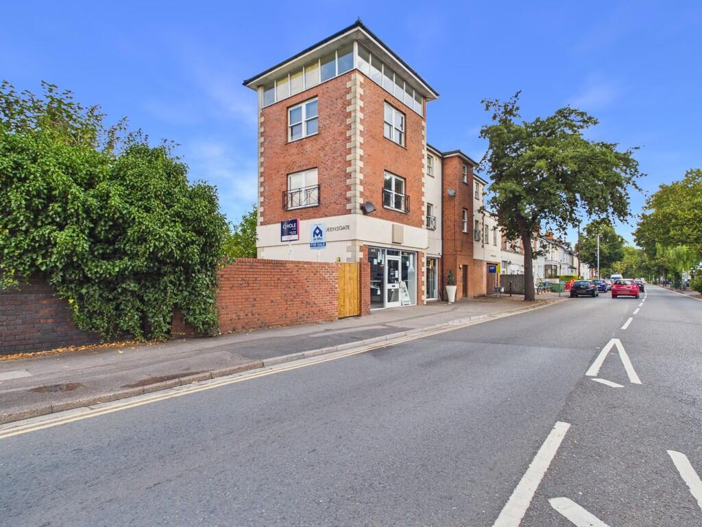 Apartment in Gloucester - View 2