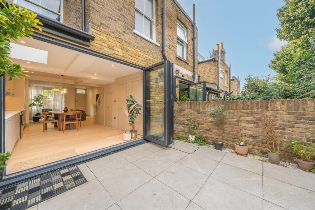 House in London, Spring Grove - View 5