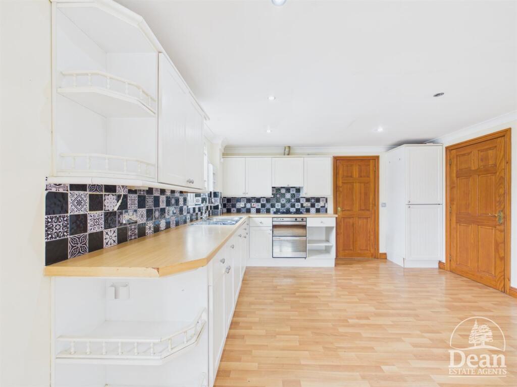 House in Gloucester - View 4