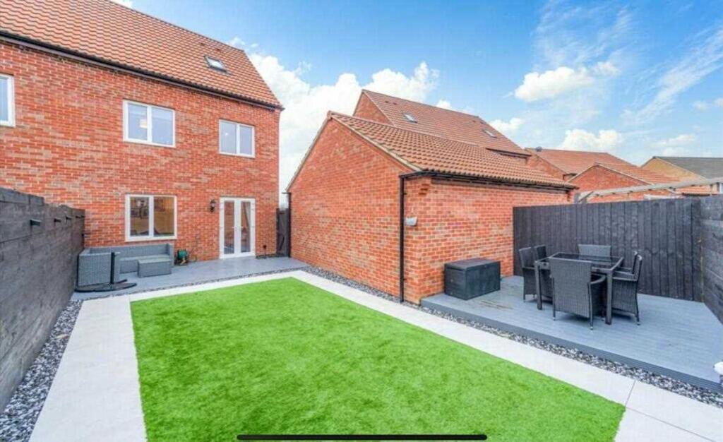 4 bedroom semi-detached house for sale in Balmoral Drive, Grantham, NG31 - View 3
