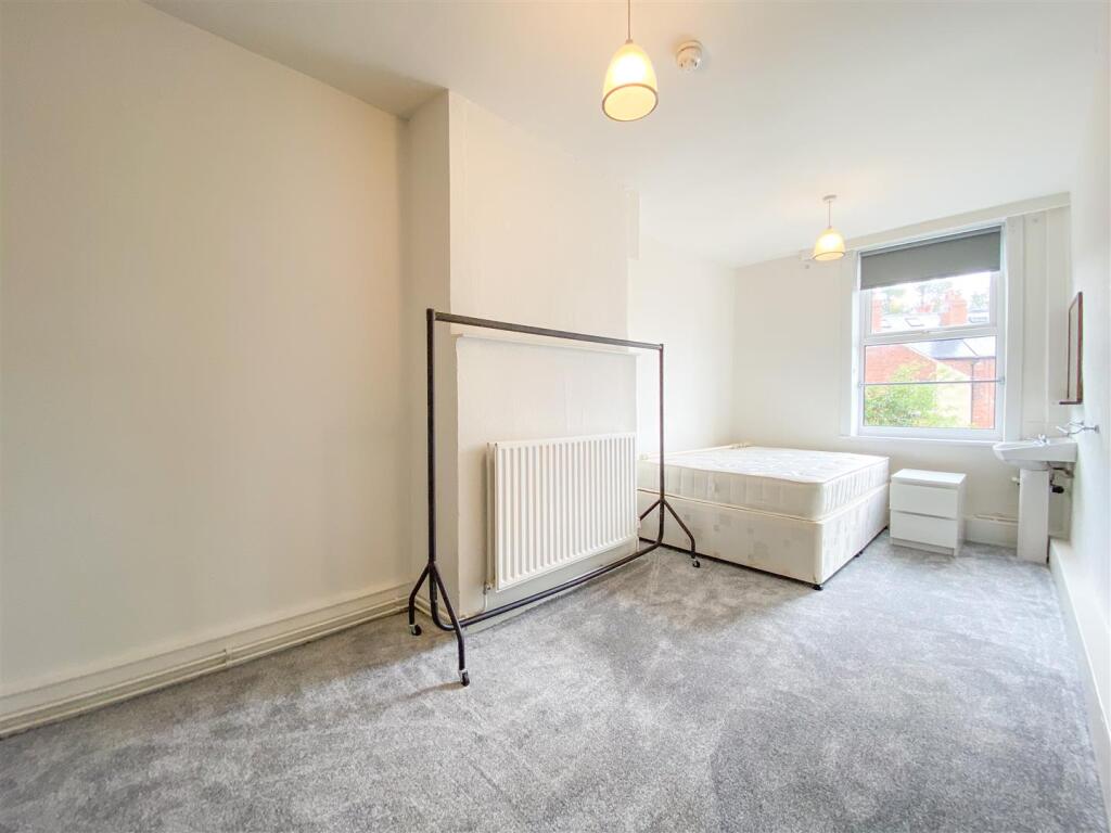 House in Sheffield, Broomfield, Broomhall - More
