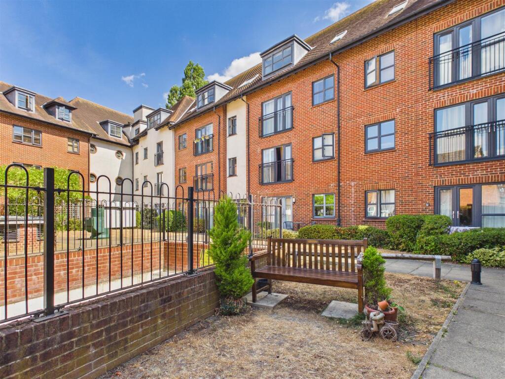 Main image of property: Birds Hill, Letchworth Garden City