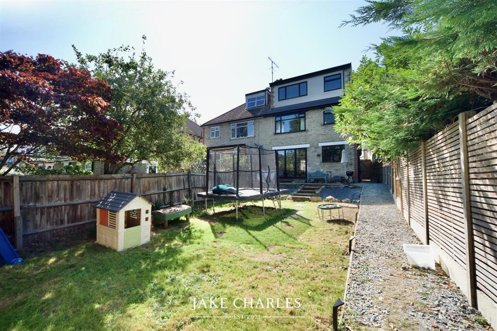 The Alders, Winchmore Hill N21 photo 4