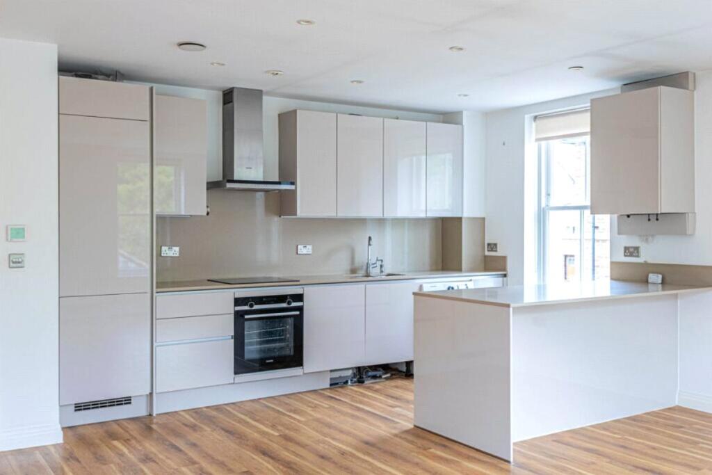 Apartment in Hertsmere, Hertfordshire - View 4