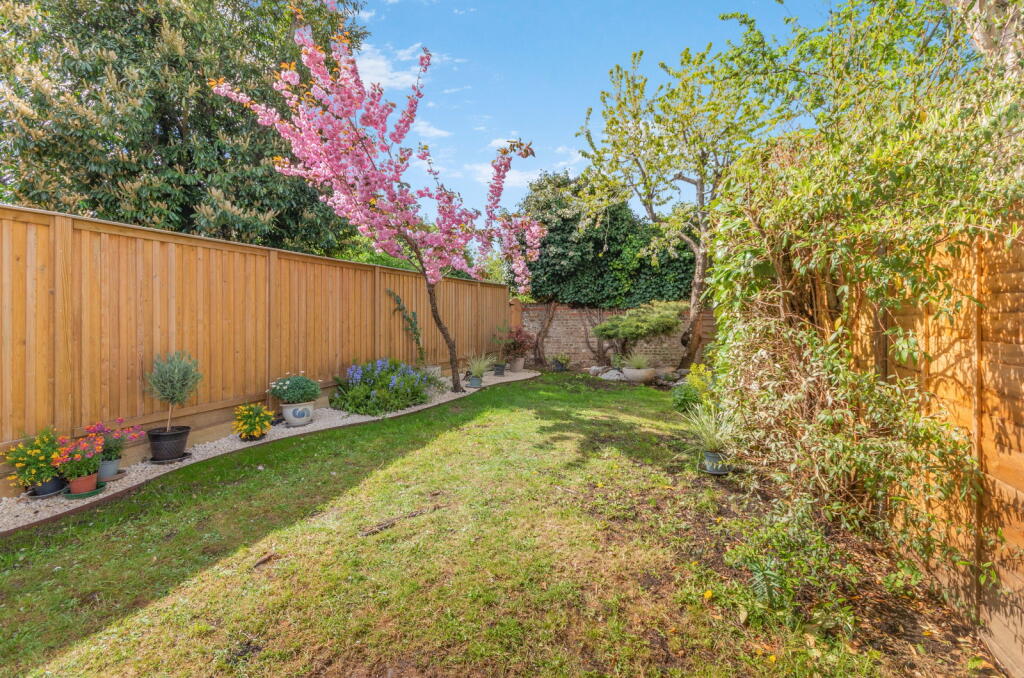 Oliver Close, London, W4 3RL photo 2