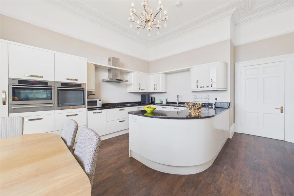 Prestigious seafront living overlooking Clevedon Pier photo 5