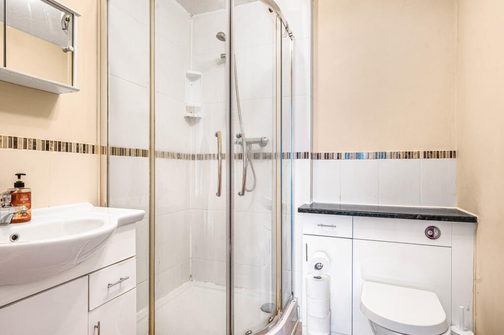 Apartment in Runnymede, Egham Hythe - View 5