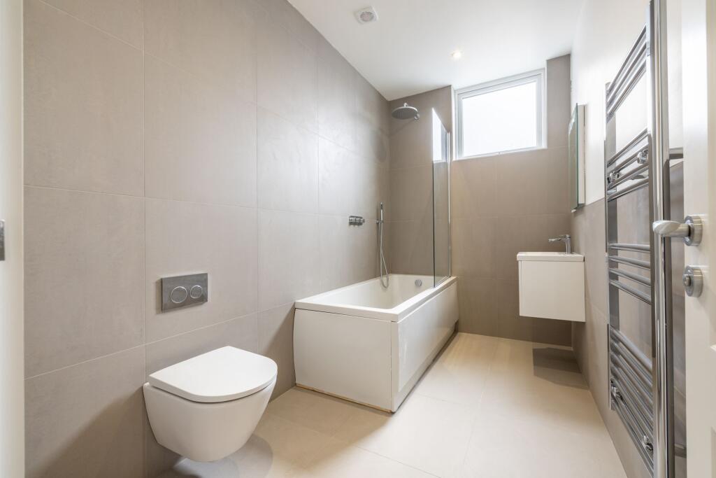 Main image of property: 252A High Street, Croydon, CR0