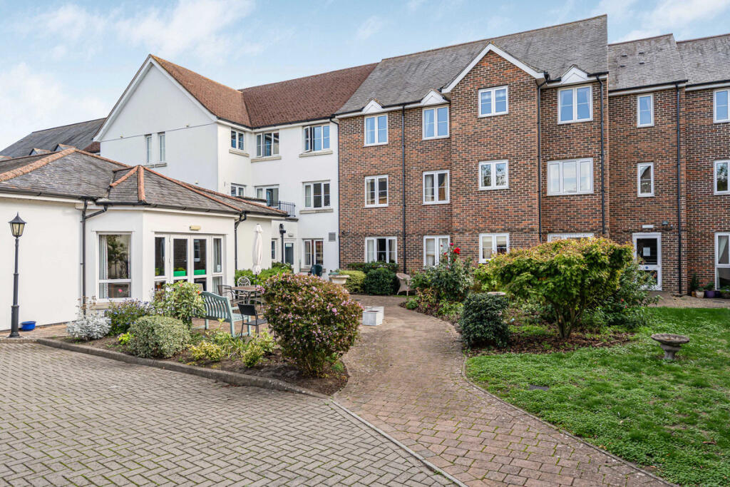 2-bed flat on Wessex Way, Bicester, OX26, £95,000
